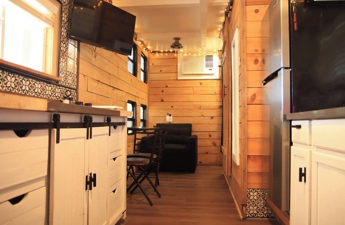 Tehama County House | Romantic Hidden Tiny Home, 1 mile from the Sacramento river