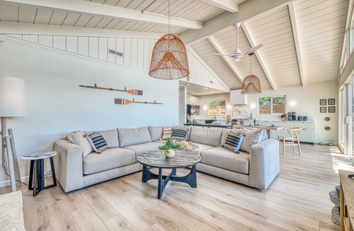 Lower Lake House | Romantic lakefront, hot tub under the stars, huge deck & private dock