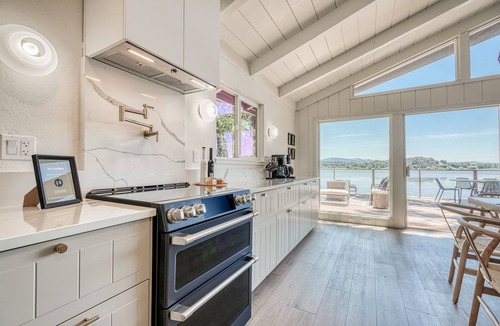 Lower Lake House | Romantic lakefront, hot tub under the stars, huge deck & private dock