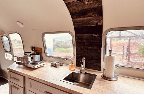 Santa Clarita House | 🌿 Romantic & Private Airstream Retreat Surrounded by Nature