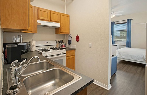 Bankers Hill House | Room 110 Corner unit! 10 foot plus ceiling. Hawthorn Historic Inn