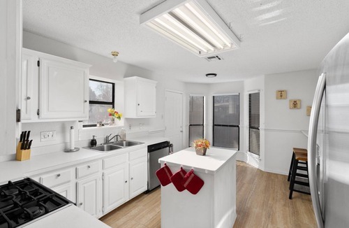 South Creek House | Round Rock - Cozy King Bed - Backyard - Parking