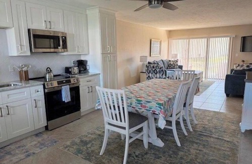 Bradenton Beach Condo | Runaway Bay 135 - Beach, Pool, gym and bay