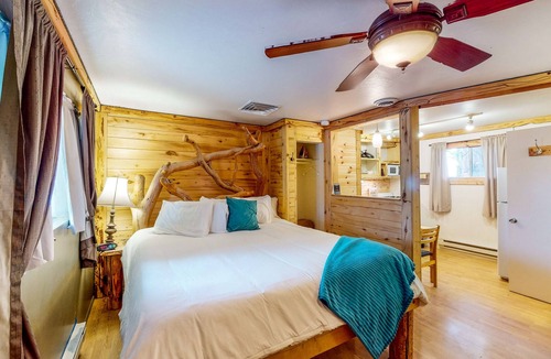 Cedaredge Cabin | Rustic studio with well-equipped kitchen