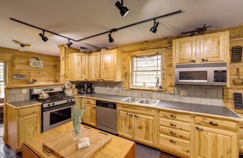Tustin Cottage | Rustic Tustin Cabin on 7 Acres w/Fire Pit & Porch