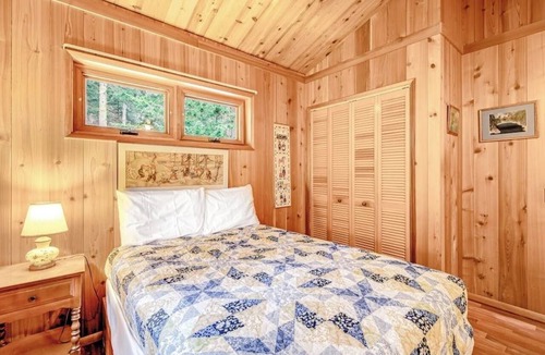 Eastsound House | Rustic Waterfront Cabin in Eastsound with Private Beach Access and Ocean Views