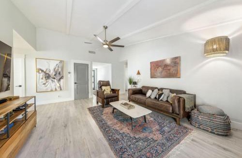 East Congress House | S Austin 3BR 2BA Sauna, Cowboy Pool and Deck, Near SoCo by Austin Vacay