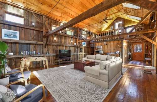 Monterey House | Scribe`s Stable | A/C Screened in Porch Sleeps 6