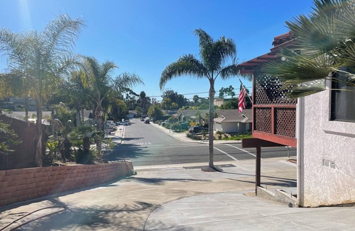 Loma Alta House | Shared Charming 1-bedroom with WiFi, AC in quaint Oceanside