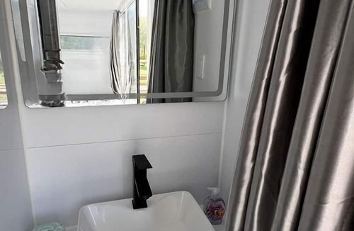 Klamath Cabin | Sleek and Modern Glamping Pod in Klamath, Perfect for a Getaway near the Pacific Ocean