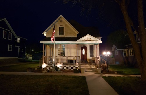 Ludington House | SLEEPS 12. Less than 1.5 blocks from the main intersections Downtown Ludington