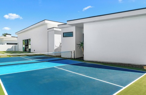 Indio Villa | Sleeps 20 Pool + Hot Tub + Pickleball Court Near La Quinta + Golf | Bravo