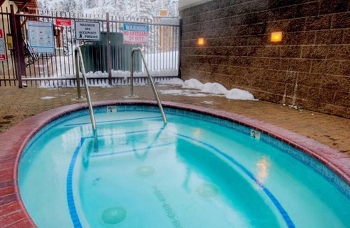 Alpine County Apartment | Slopeside Hotel Rm w/Kitchenette | Hot Tub & Gym