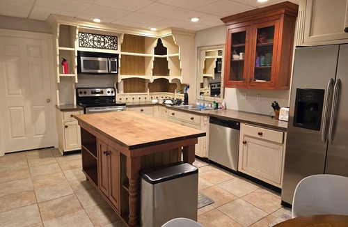 Raintree Apartment | South Charlotte suite, workspace, parking, kitchen