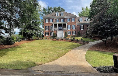 Raintree Apartment | South Charlotte suite, workspace, parking, kitchen