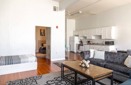 Gaslamp Quarter Hotel | Spacious 1 BR 700 sq ft loft suite with free parking, 4 Beds, steps to the Convention Center and Gaslamp dining. Ideal for business or group travel.