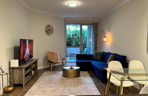 Mid-Wilshire Apartment | Spacious 1bdrm apartment 10 mins to Cedars-Sinai by car FREE Parking, King bed