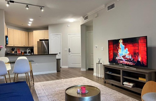 Mid-Wilshire Apartment | Spacious 1bdrm apartment 10 mins to Cedars-Sinai by car FREE Parking, King bed