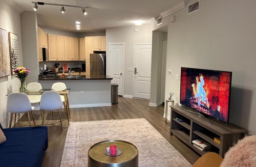 Mid-Wilshire Apartment | Spacious 1bdrm apartment 10 mins to Cedars-Sinai by car FREE Parking, King bed