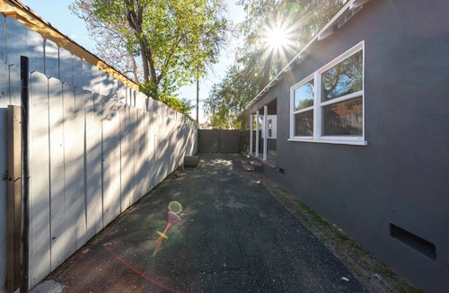 Lake Balboa House | Spacious 3-bedroom house in tranquil LA, Big Backyard and Recording Studio