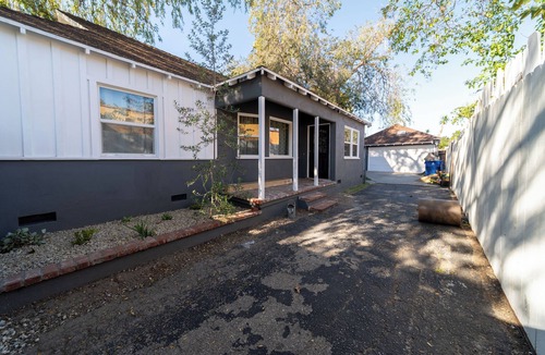 Lake Balboa House | Spacious 3-bedroom house in tranquil LA, Big Backyard and Recording Studio