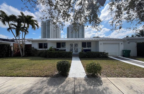 Northeast Miami House | Spacious 4-bedroom house with WiFi and AC in central Miami