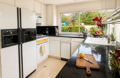 Reseda House | Spacious 4-bedroom house with Pool and spa