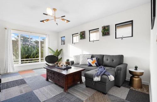 Sharp Park House | Spacious 5BR Coastal Retreat - 8 Beds Beach & Golf - Old