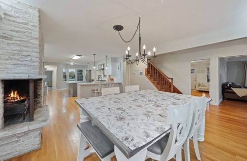 Jackson House | Spacious 6- Bedroom Beautifully Updated Farmhouse Convenient Private Yard Arcade
