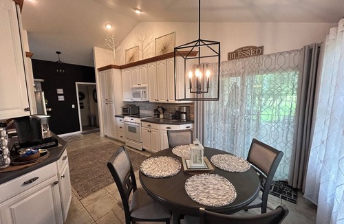 Clio House | Spacious, 9-bed double house in peaceful setting, 12 miles from Frankenmuth