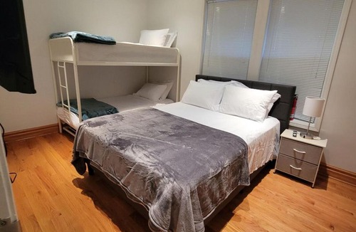 Oak Park Apartment | Spacious Comfy 2BR Near HighwayTrain Station