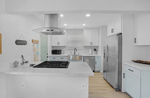 San Diego House | Spacious Modern House w/Large Yard - 5 min to Downtown