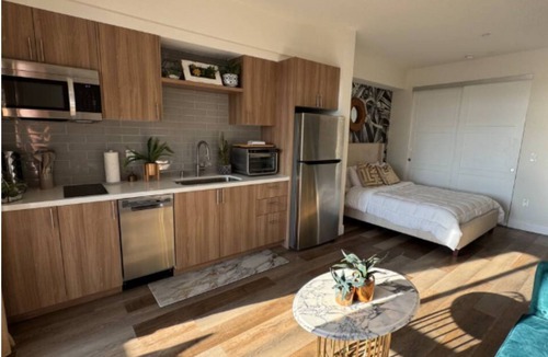 Wilshire Apartment | Studio Apt, Balcony, Free Parking, Fully Equipped