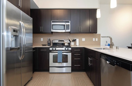 Del Rey Apartment | Stunning 2BR Penthouse w Gym, Pool, Patio & View/Venice/MDR