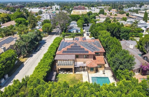 Sherman Oaks House | Stunning 7BR Villa w/Pool House in Sherman Oaks