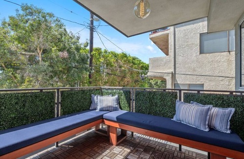 Mar Vista House | Stylish 3-bedroom townhouse in prime West Los Angeles location.