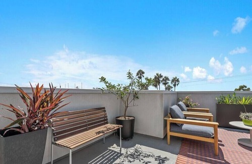 Mar Vista House | Stylish 3-bedroom townhouse in prime West Los Angeles location.