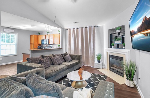 Charlotte House | Stylish CLT 3 bedrooms 5-beds w/backyard- 23 Mins to Uptown
