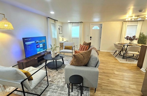 Dallas House | Stylish Renovated 3BR Home Sleeps 6 2 Full Baths + Parking