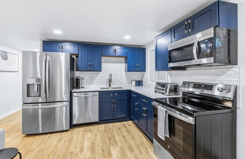 Dallas House | Stylish Renovated 3BR Home Sleeps 6 2 Full Baths + Parking