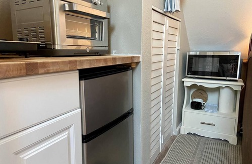 El Granada Apartment | Stylish Seaside Cottage - Walking to Beach