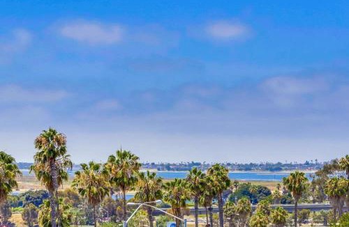 Bay Park Apartment | Suite with Rooftop Deck and Ocean Views in Mission