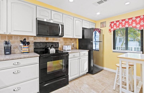 Cocoa Beach Condo | Sunny Cocoa Beach Condo W/Steps To Pool & Beach Access 🌴