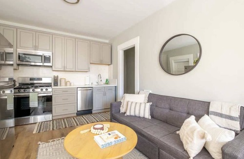 Little Italy Apartment | Sunny Stylish & Central - Luxe Little Italy Studio