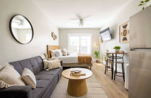 Little Italy Apartment | Sunny Stylish & Central - Luxe Little Italy Studio