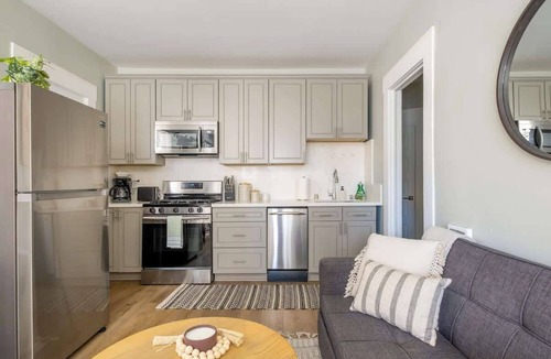 Little Italy Apartment | Sunny Stylish & Central - Luxe Little Italy Studio