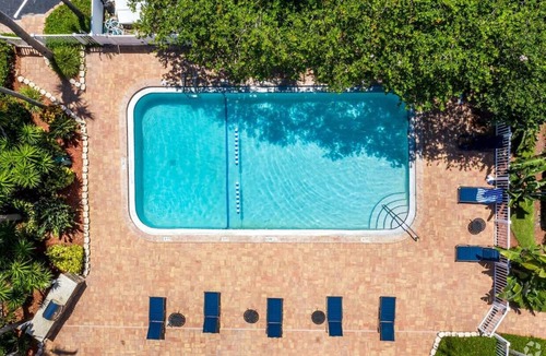 Anona Apartment | Sunnyside Palms - 2BR, Poolside, 5 min to Beach