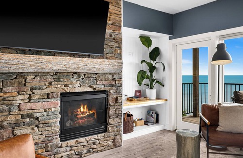 Two Harbors Condo | Sunrise Suite on Lake Superior- Pool & Hot Tub