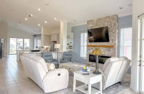 East End House | Sunset Beach- 4 king bedroom Private/Heated pool Our Kind of Paradise