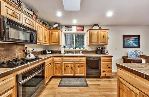 Pioneer Trail House | Tahoe Themed 3 Bedroom (plus bonus) well maintained!